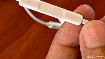 Kita juga bisa menggunakan untuk mengaktifkan Siri dan shutter kamera. Foto: Adi Fida Rahman/detikINET