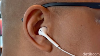 Tampak samping earbud Apple EarPods USB-C, menunjukkan desain terbuka yang nyaman dipakai lama. Foto: Adi Fida Rahman/detikINET