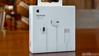 Kemasan EarPods USB-C mengusung desain minimalis khas Apple. Foto: Adi Fida Rahman/detikINET