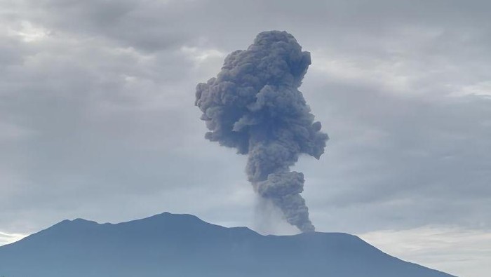 Erupsi Gunung Marapi Sumbar 25 Detik, Warga Diminta Jaga Jarak 3 Km untuk Jaga Keselamatan!