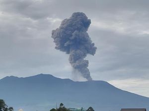Marapi Erupsi, Lontarkan Abu 1,6 Kilometer Pagi ini
