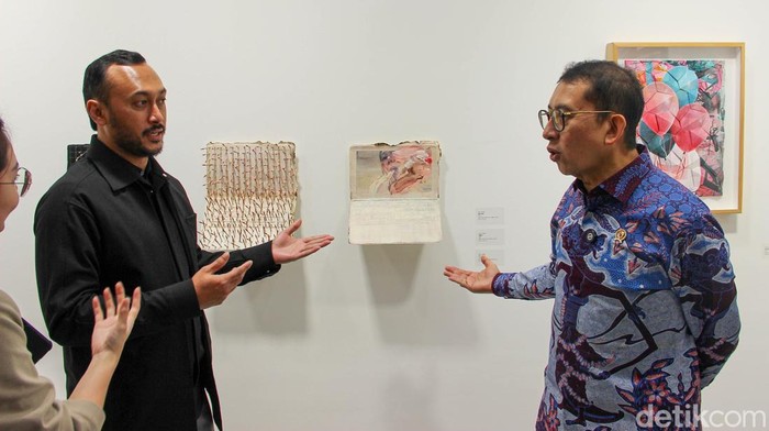 Pameran Art Jakarta Papers 2026 resmi dibuka di City Hall, Pondok Indah Mall (PIM) 3, Jakarta Selatan, Kamis (5/2/2026). Peresmian ajang seni ini dilakukan langsung oleh Menteri Kebudayaan Fadli Zon dan turut dihadiri sejumlah tokoh, termasuk Wakil Menteri Kebudayaan Giring Ganesha Djumaryo.