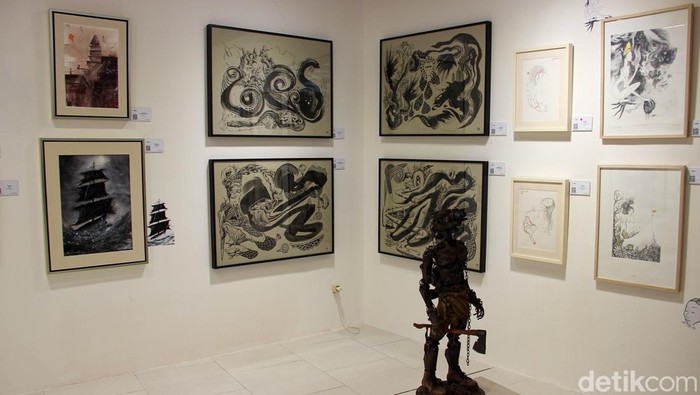 Pameran Art Jakarta Papers 2026 resmi dibuka di City Hall, Pondok Indah Mall (PIM) 3, Jakarta Selatan, Kamis (5/2/2026). Peresmian ajang seni ini dilakukan langsung oleh Menteri Kebudayaan Fadli Zon dan turut dihadiri sejumlah tokoh, termasuk Wakil Menteri Kebudayaan Giring Ganesha Djumaryo.