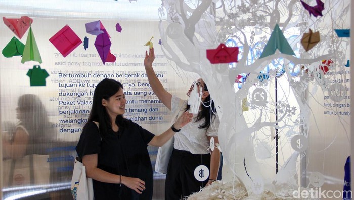 Pameran Art Jakarta Papers 2026 resmi dibuka di City Hall, Pondok Indah Mall (PIM) 3, Jakarta Selatan, Kamis (5/2/2026). Peresmian ajang seni ini dilakukan langsung oleh Menteri Kebudayaan Fadli Zon dan turut dihadiri sejumlah tokoh, termasuk Wakil Menteri Kebudayaan Giring Ganesha Djumaryo.