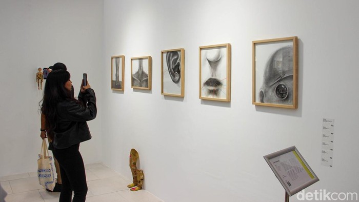Pameran Art Jakarta Papers 2026 resmi dibuka di City Hall, Pondok Indah Mall (PIM) 3, Jakarta Selatan, Kamis (5/2/2026). Peresmian ajang seni ini dilakukan langsung oleh Menteri Kebudayaan Fadli Zon dan turut dihadiri sejumlah tokoh, termasuk Wakil Menteri Kebudayaan Giring Ganesha Djumaryo.