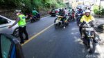 Ban Pecah, Truk Pasir Bikin Macet Panjang di Depok
