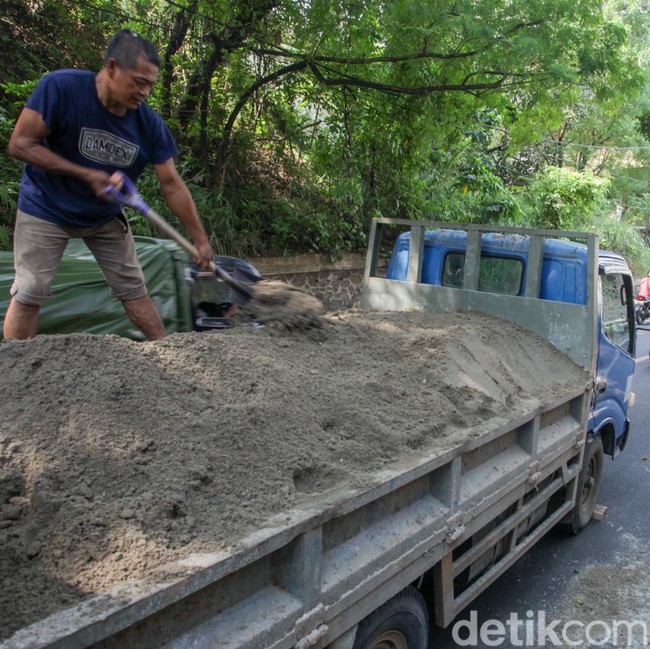 Ban Pecah, Truk Pasir Bikin Macet Panjang di Depok