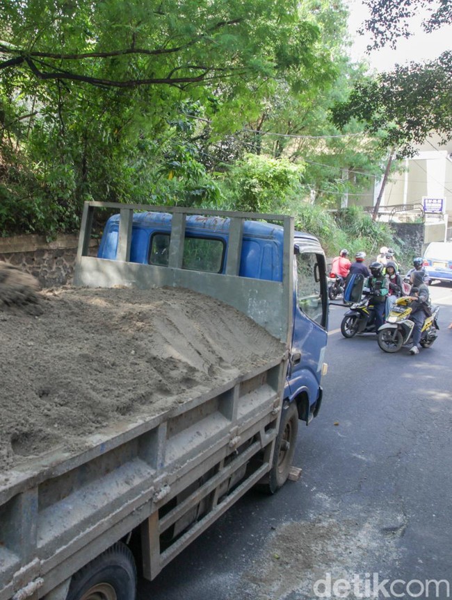 Ban Pecah, Truk Pasir Bikin Macet Panjang di Depok