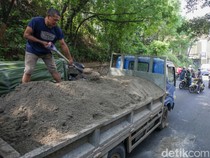 Ban Pecah, Truk Pasir Bikin Macet Panjang di Depok