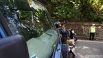 Ban Pecah, Truk Pasir Bikin Macet Panjang di Depok