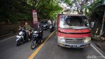 Ban Pecah, Truk Pasir Bikin Macet Panjang di Depok