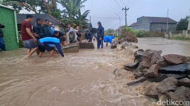 Banjir merendam permukiman warga Desa Pladen Kecamatan Jekulo, Kudus, Kamis (5/2/2026). Banjir merendam permukiman warga Desa Pladen Kecamatan Jekulo, Kudus, Kamis (5/2/2026).