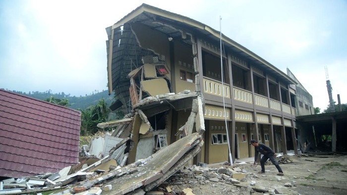 Warga berada membersihkan puing-puing bangunan sekolah taman kanak-kanak yang hancur akibat bencana tanah bergerak di Desa Padasari, Kabupaten Tegal, Jawa Tengah, Rabu (4/2/2026), Menurut data BPBD Kabupaten Tegal sebanyak 150 rumah rusak, sejumlah bangunan pondok pesantren, sekolah dan jalan rusak parah akibat bencana tanah bergerak. ANTARA FOTO/Oky Lukmansyah/bar