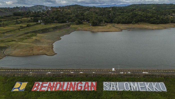 Foto udara Bendungan Salomekko di Desa Ulu balang, Kabupaten Bone, Sulawesi Selatan, Kamis (5/2/2026). Bendungan tersebut dibangun pada tahun 1998 yang berada di bawah tanggung jawab Balai Besar Wilayah Sungai Pompengan Jeneberang, mampu mengaliri 1.723 hektare lahan pertanian sawah di dua Kecamatan yaitu Kecamatan Salomekko dan Kecamatan Tonra dan juga menjadi objek wisata alam bagi warga sekitarnya. ANTARA FOTO/Andri Saputra