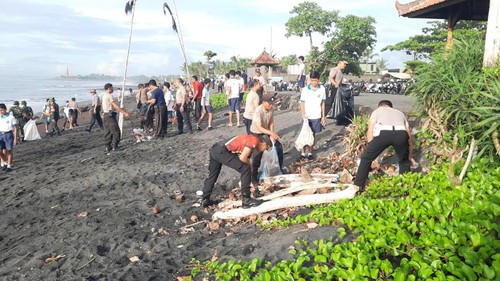 Bersih-bersih di Pantai Purnama, Desa Sukawati, Gianyar, Kamis (5/2/2026) pagi. (Dok. Polsek Sukawati)