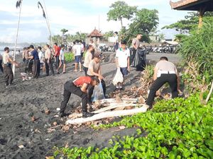 Pantai Purnama Gianyar Dibersihkan Seusai Prabowo Kritik Bali Kotor