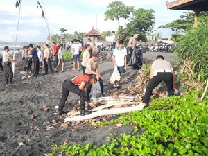 Pantai Purnama Gianyar Dibersihkan Seusai Prabowo Kritik Bali Kotor