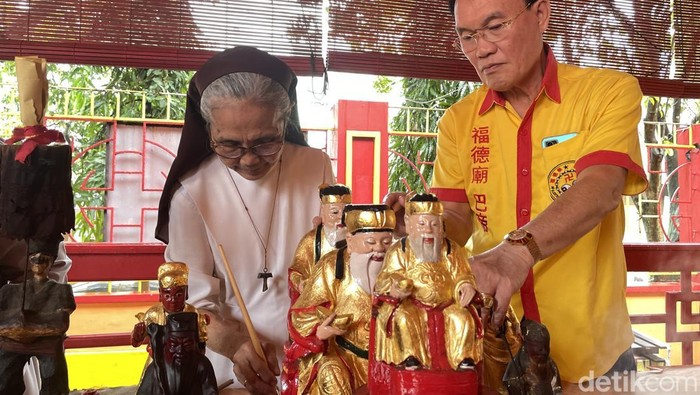 Kelenteng Hok Tik Bio Pati mulai melakukan bersih-bersih patung Dewa menjelang perayaan tahun baru Imlek 2577, Kamis (5/2/2026).