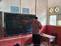 Pengabdian Bripka Bayu Mengajar di Madrasah Krisis Guru di Pelosok Cianjur