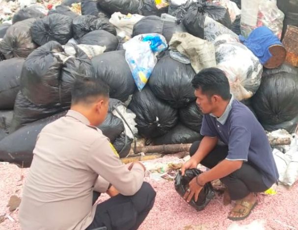 Cacahan kertas diduga uang Rp 100 ribu banyak ditemukan di TPS liar di Kabupaten Bekasi diduga dibuang untuk jadi urukan. Polisi uji labfor cacahan 'uang' itu. (dok Polres Bekasi)