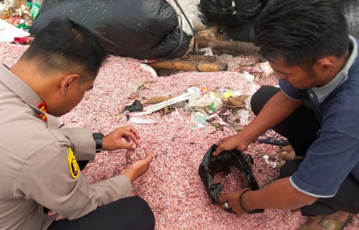 Polisi Uji Labfor Cacahan Mirip Uang di TPS Liar Bekasi