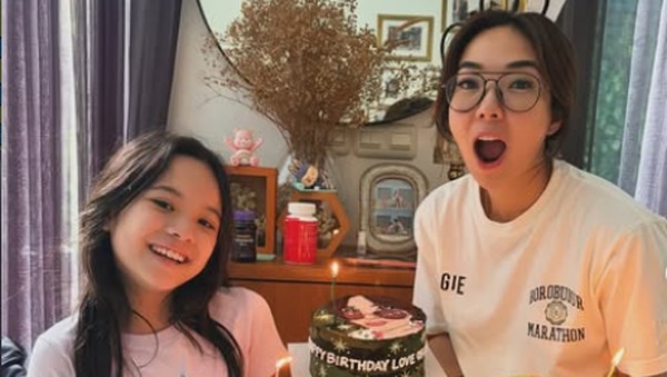 Cantiknya Awet! Ini Potret Gisel Racik Matcha hingga Jajan Bareng Gempi