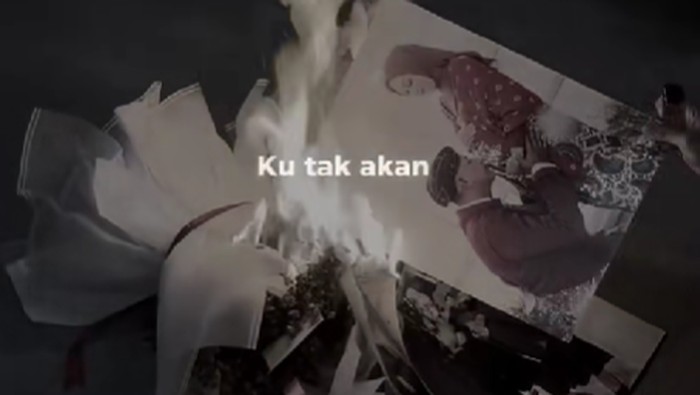 Istri sah membakar seluruh foto kenangan manis bersama suaminya. Unggahan tersebut langsung viral di TikTok.