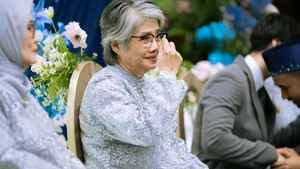 Saat Dikta memamerkan momen ulang tahun ibundanya, kolom komentar langsung berubah jadi lautan doa, candaan, dan rasa gemas. Foto: Instagram @dikta