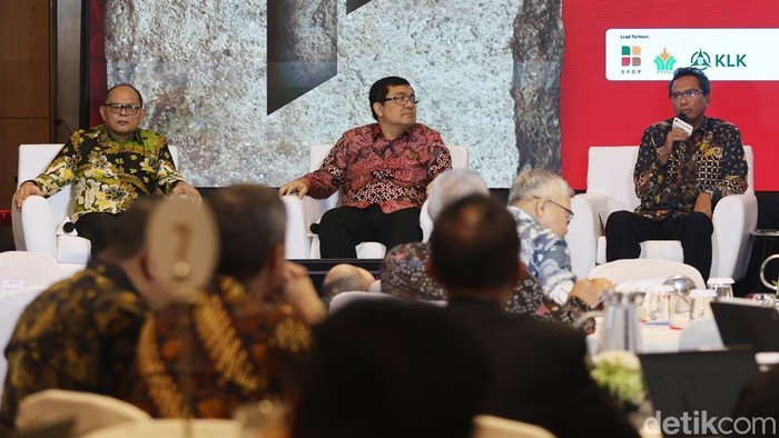 Tungkot Sipayung pakar agribisnis dan pertanian, Frans BM Dabukke tenaga ahli Menteri Bappenas dan Lupi Hartono direktur perencanaan, penghimpunan dan pengembangan dana BPDP saat berdisksi di Jakarta, Kamis (5/2/2025). 
Diskusi ini membahas paradigma baru minyak sawit : mendorong keunggulan ekonomi, menjaga keberlanjutan.