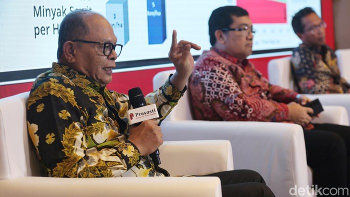Tungkot Sipayung pakar agribisnis dan pertanian, Frans BM Dabukke tenaga ahli Menteri Bappenas dan Lupi Hartono direktur perencanaan, penghimpunan dan pengembangan dana BPDP saat berdisksi di Jakarta, Kamis (5/2/2025). 
Diskusi ini membahas paradigma baru minyak sawit : mendorong keunggulan ekonomi, menjaga keberlanjutan.