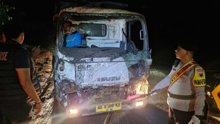 Dua truk pasir tertimpa longsor di Desa Beteng, Jatinom, Klaten, Rabu (4/2/2026).