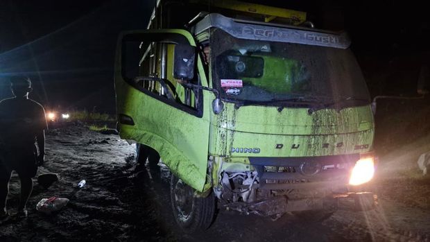 Dua truk pasir tertimpa longsor di Desa Beteng, Jatinom, Klaten, Rabu (4/2/2026).
