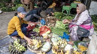 Warga berbelanja sayur mayur di Pasar Induk MAJT-MAS, Semarang, Jawa Tengah, Kamis (5/2/2026). Ekonomi Indonesia sepanjang 2025 tumbuh 5,11%, lebih tinggi dibandingkan pertumbuhan tahun 2024 yang sebesar 5,03%, berdasarkan data Badan Pusat Statistik (BPS). ANTARA FOTO/Aprillio Akbar