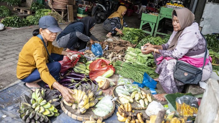 Warga membeli kerupuk kulit di Pasar Induk MAJT-MAS, Semarang, Jawa Tengah, Kamis (5/2/2026). Badan Pusat Statistik (BPS) mencatat perekonomian Indonesia tumbuh 5,11 persen (year-on-year/yoy) sepanjang 2025, dengan sumber pertumbuhan tertinggi berasal dari konsumsi rumah tangga yang berkontribusi sebesar 53,88 persen terhadap total produk domestik bruto (PDB). ANTARA FOTO/Aprillio Akbar/foc.
