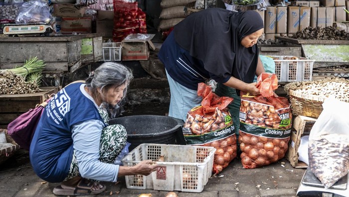 Ekonomi Indonesia 2025 Tumbuh 5,11 Persen Warga membeli kerupuk kulit di Pasar Induk MAJT-MAS, Semarang, Jawa Tengah, Kamis (5/2/2026). Badan Pusat Statistik (BPS) mencatat perekonomian Indonesia tumbuh 5,11 persen (year-on-year/yoy) sepanjang 2025, dengan sumber pertumbuhan tertinggi berasal dari konsumsi rumah tangga yang berkontribusi sebesar 53,88 persen terhadap total produk domestik bruto (PDB). ANTARA FOTO/Aprillio Akbar/foc.