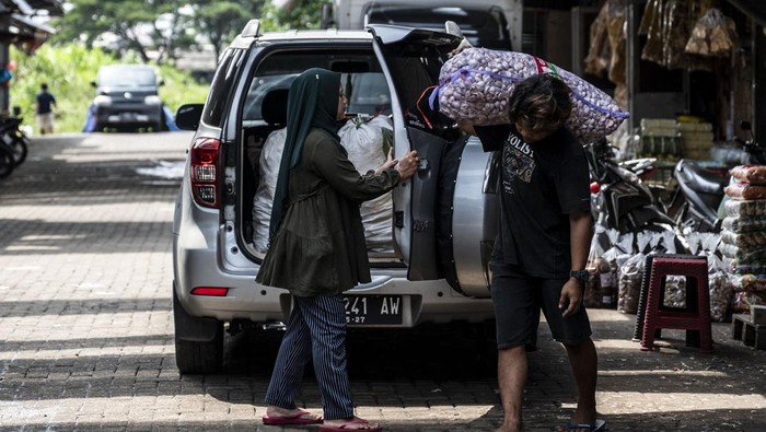 Ekonomi Indonesia 2025 Tumbuh 5,11 Persen Warga membeli kerupuk kulit di Pasar Induk MAJT-MAS, Semarang, Jawa Tengah, Kamis (5/2/2026). Badan Pusat Statistik (BPS) mencatat perekonomian Indonesia tumbuh 5,11 persen (year-on-year/yoy) sepanjang 2025, dengan sumber pertumbuhan tertinggi berasal dari konsumsi rumah tangga yang berkontribusi sebesar 53,88 persen terhadap total produk domestik bruto (PDB). ANTARA FOTO/Aprillio Akbar/foc.