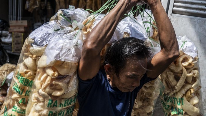 Warga membeli kerupuk kulit di Pasar Induk MAJT-MAS, Semarang, Jawa Tengah, Kamis (5/2/2026). Badan Pusat Statistik (BPS) mencatat perekonomian Indonesia tumbuh 5,11 persen (year-on-year/yoy) sepanjang 2025, dengan sumber pertumbuhan tertinggi berasal dari konsumsi rumah tangga yang berkontribusi sebesar 53,88 persen terhadap total produk domestik bruto (PDB). ANTARA FOTO/Aprillio Akbar/foc.