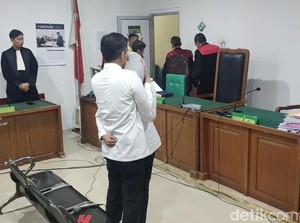 Tangis Eks Wawako Palembang Fitrianti ke Suami Usai Divonis 7 Tahun 6 Bulan Bui