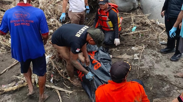 Tim mengevakuasi jenazah di bantaran Kali Gung.
