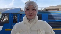 Finazia saat berada di salah satu stasiun di Jepang. Ia terlihat mengenakan jaket putih tebal. (Foto: dok Instagram finazia)
