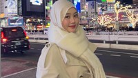 Finazia saat jalan-jalan malam. Pelantun Apanya Dong itu memakai trench coat krem dipadukan syal rajut. (Foto: dok Instagram finazia)