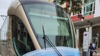 Bahkan kendaraan umum “ikut” memakai masker—simbol bahwa pandemi mengubah segalanya, termasuk wajah kota. Foto: Boredpanda