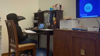 Mengenakan masker saat kelas online. Foto: Boredpanda