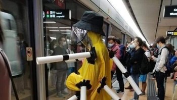 Seorang penumpang mengenakan rangka pipa di tubuhnya agar orang lain otomatis menjaga jarak. Foto: Boredpanda