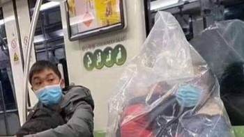 Seorang penumpang transportasi umum duduk terbungkus plastik sebagai perlindungan dari virus. Foto: Boredpanda