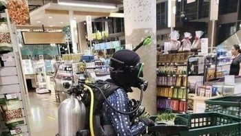 Seorang pembeli mengenakan perlengkapan seperti penyelam saat berbelanja, mencerminkan kepanikan dan kreativitas ekstrem demi rasa aman. Foto: Boredpanda