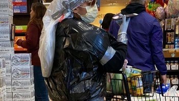 Seorang wanita membungkus tubuhnya dengan plastik dan lakban saat berbelanja, sebagai perlindungan darurat yang ekstrem. Foto: Boredpanda