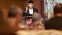 Board of Trustees Prasasti, Fuad Bawazier, yang menilai bahwa masyarakat saat ini hidup dalam kondisi iklim yang jauh berbeda dan semakin menantang. Oleh karena itu, aspek keberlanjutan menjadi elemen yang tidak terpisahkan dalam penguatan ketahanan ekonomi dan energi nasional.