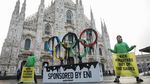 Greenpeace Bentangkan Instalasi Raksasa Saat Obor Olimpiade Masuk Milan