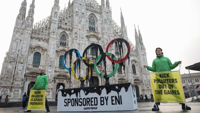 Greenpeace Bentangkan Instalasi Raksasa Saat Obor Olimpiade Masuk Milan